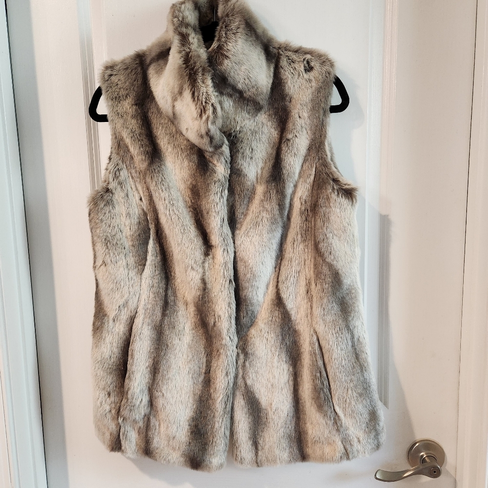 Pendleton faux fur vest medium gray tone and white